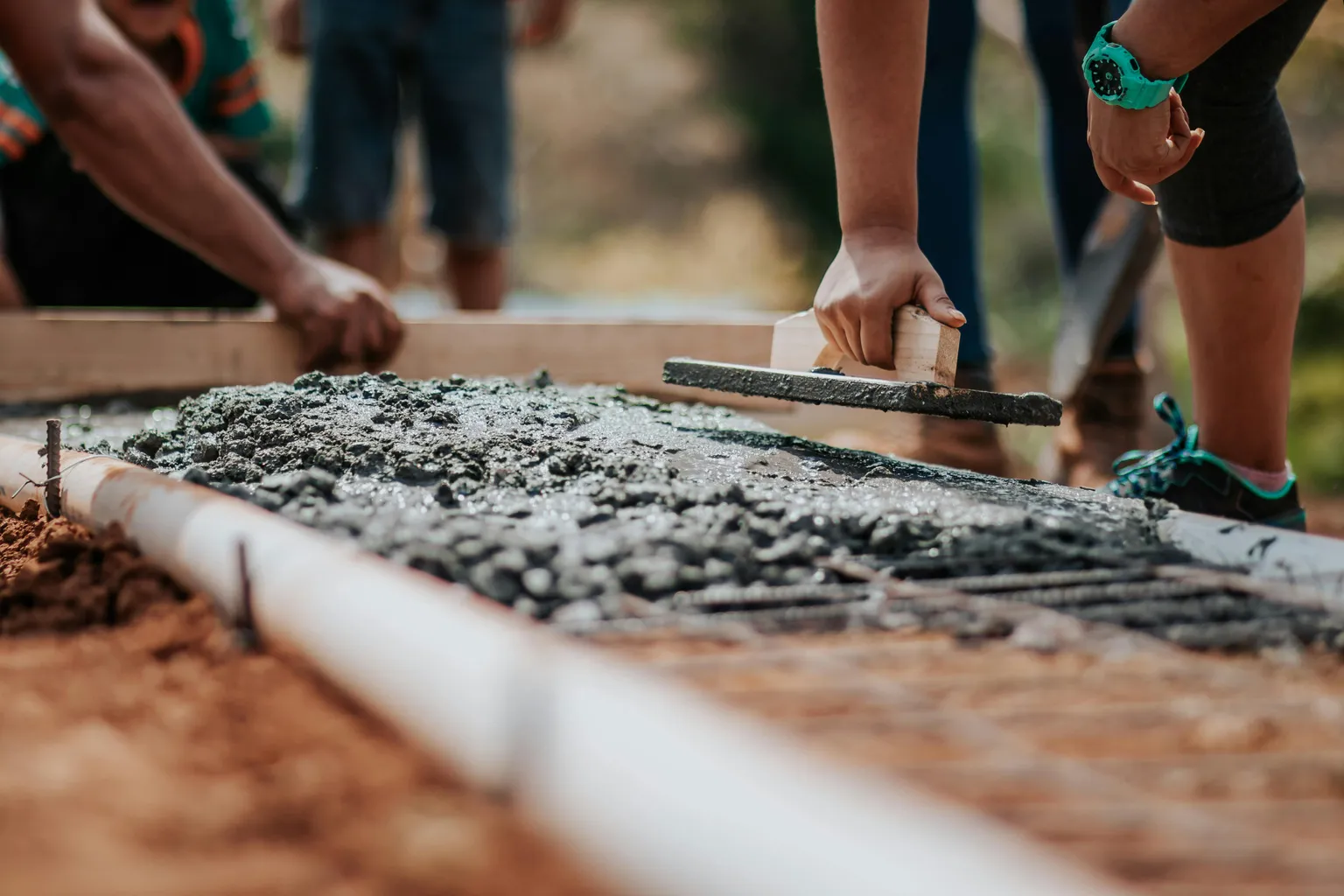 Arbeiter bauen eine Mauer – Maurerarbeiten von Matthias Nonte