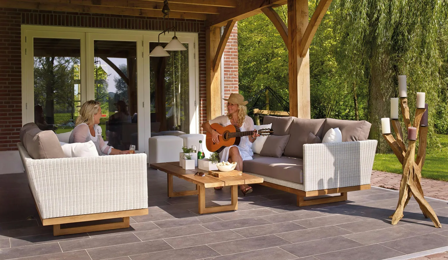 Menschen entspannen auf einer Terrasse – Terrassenarbeiten von Gartenlandschaftsbau Matthias Nonte