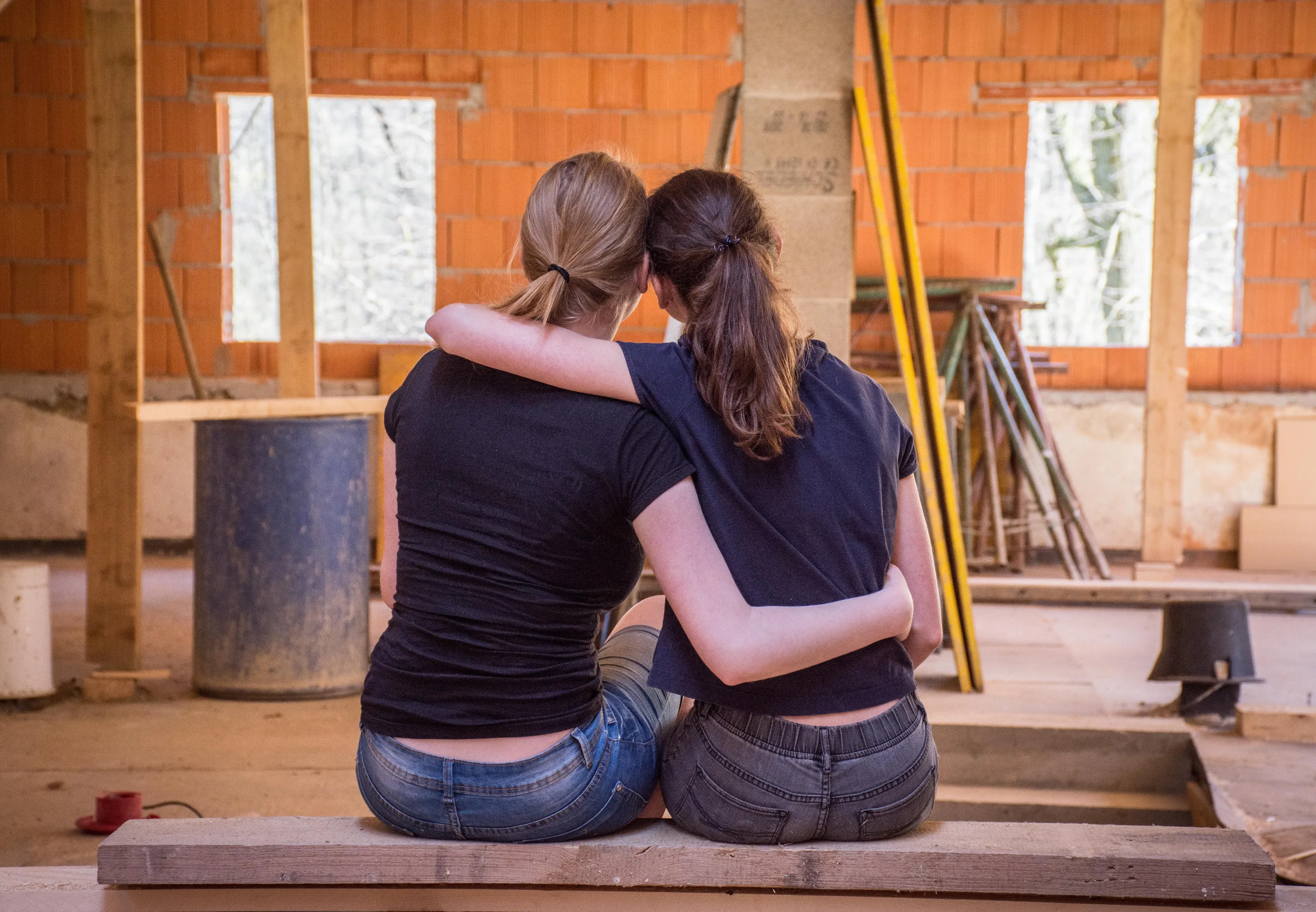 Zwei Frauen sitzen auf einer Baustelle – Haussanierungsarbeiten von Matthias Nonte
